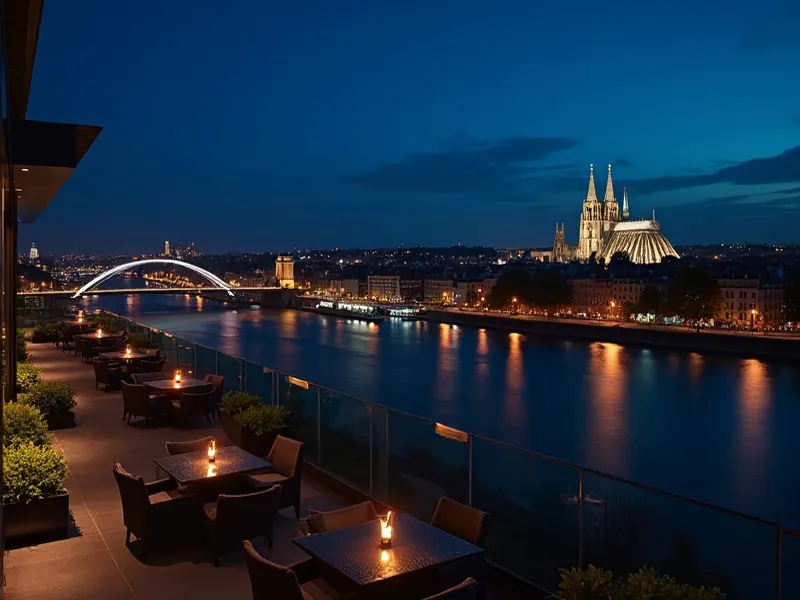 Panoramablick vom Hyatt Regency Köln auf die Kölner Altstadt und den Dom bei Nacht